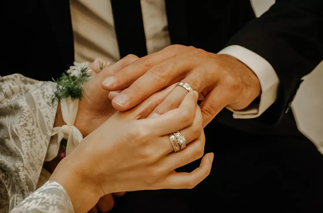 Why are Wedding Rings Worn on Left Hand: Tradition Explained 4