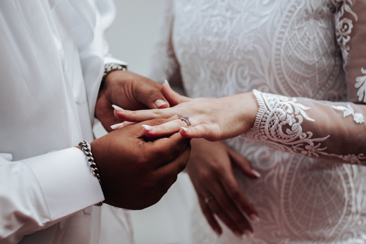 Why are Wedding Rings Worn on Left Hand: Tradition Explained 5